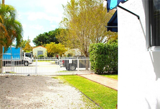 Building Photo - 2253 SW 10th St