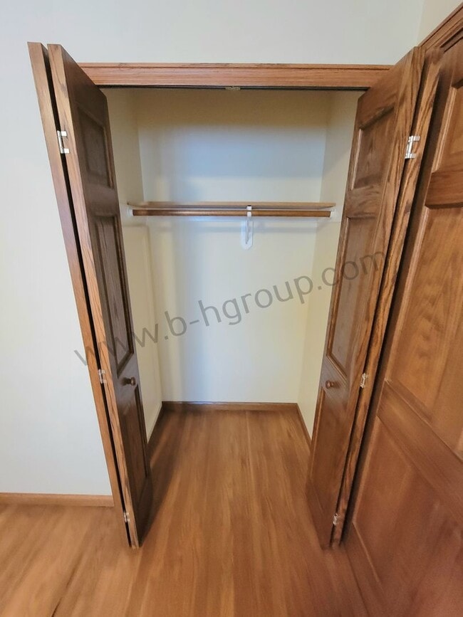 Building Photo - Great Location!