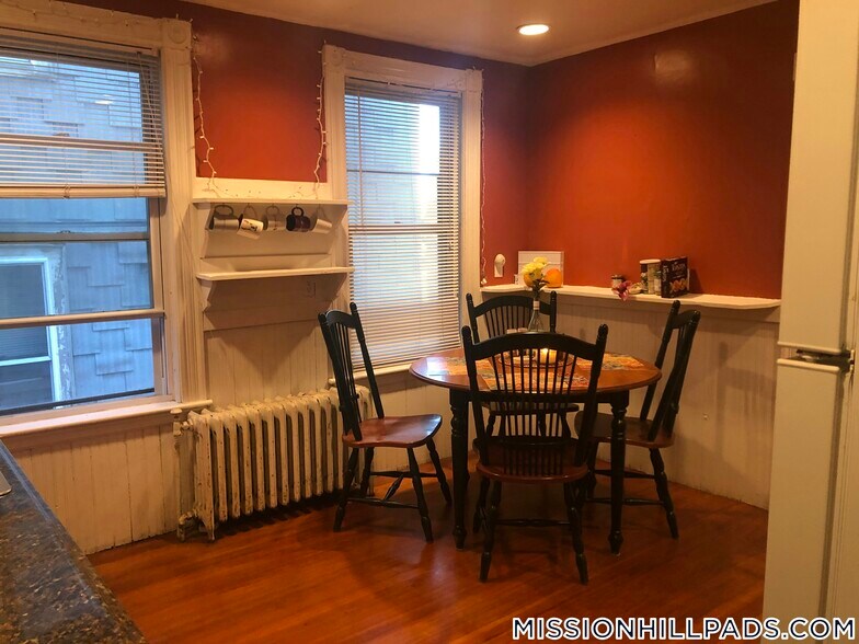 Building Photo - 10 Sachem St