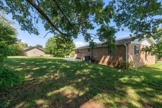 Building Photo - 2 Bedroom 2 Bath Brick Home Nestled In Gre...
