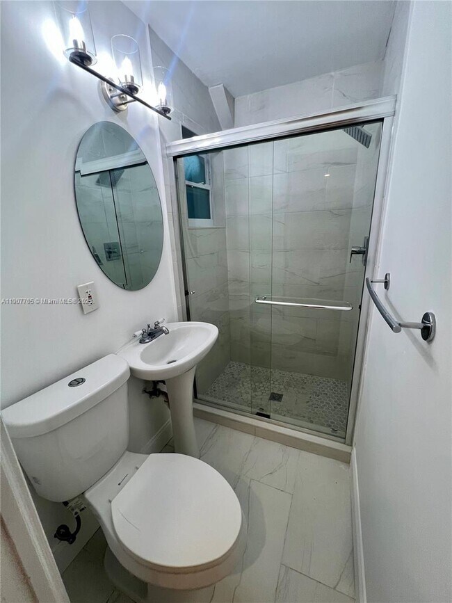 Building Photo - 1407 SE 2nd St