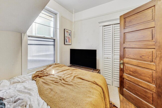 Building Photo - 3452 N Leavitt St