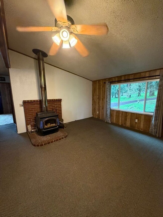 Building Photo - 3 Bedroom with a View!