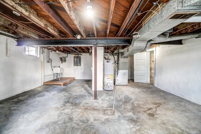Building Photo - 2 Bedroom, 1 Bathroom with Large Backyard!