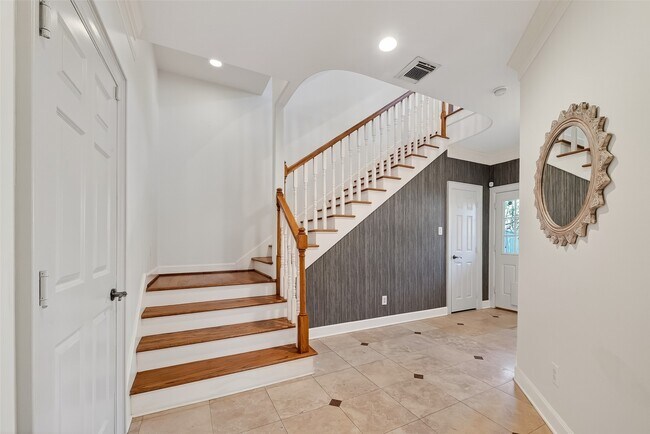 Building Photo - 1004 Stanford St