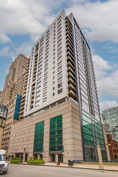 Exterior - 160 E Illinois St