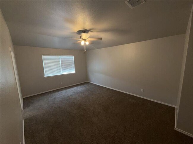 Building Photo - Large 4 bedroom / 2.5 bathroom home in Alamo Ranch