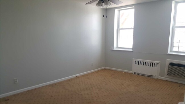 Building Photo - 302 Longacre Ave