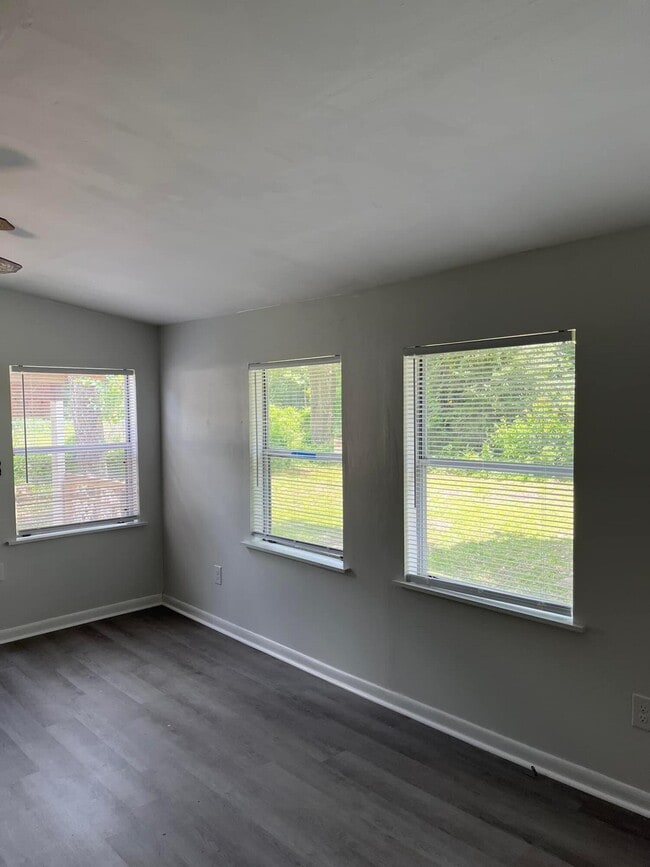 Building Photo - 145 Live Oak Ave W
