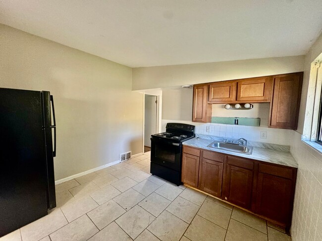 Building Photo - Charming 3-bedroom!