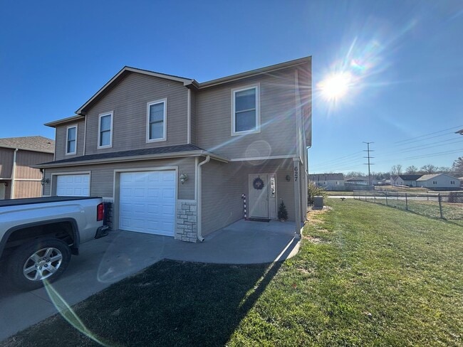 Building Photo - Your Dream Home Awaits – Gorgeous 4 Bed / 2.5 Bath with Spacious Backyard & Attached Garage