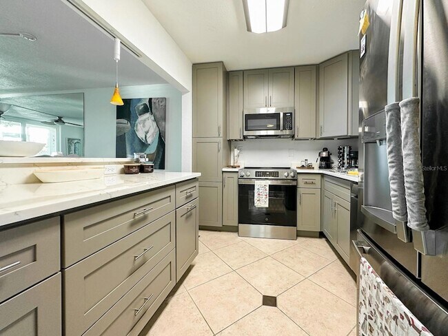 Building Photo - 7920 Sun Island Dr S