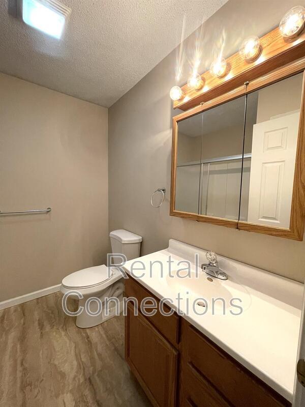 Building Photo - 605 1/2 Old Creal Springs Road Apt D