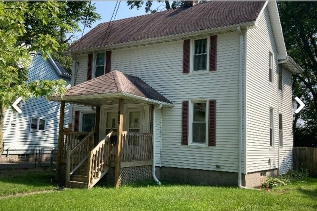 Building Photo - 623 Main St