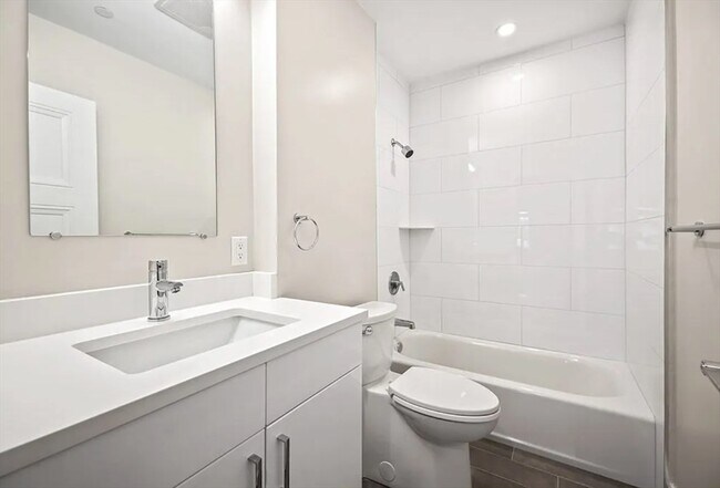 Building Photo - 425 Lagrange St