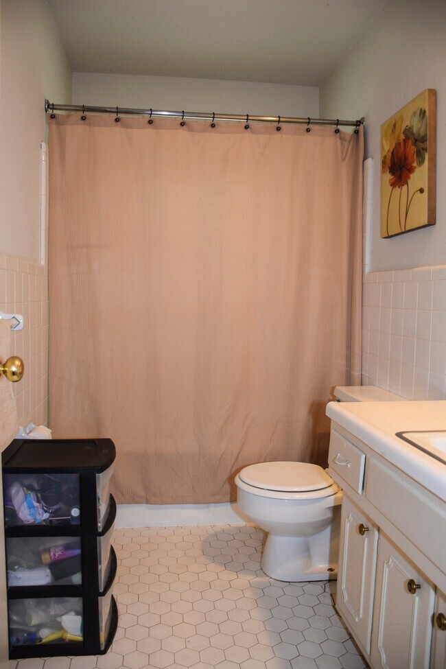 Building Photo - 596 Country Club Ln