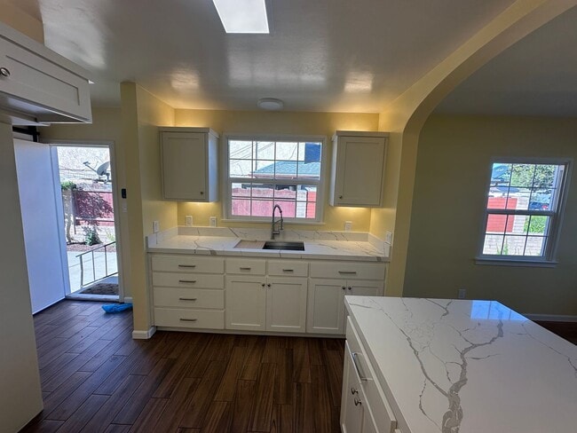 Building Photo - Cute NE 2 Bedroom, 1 Bath Home close to Hancock College