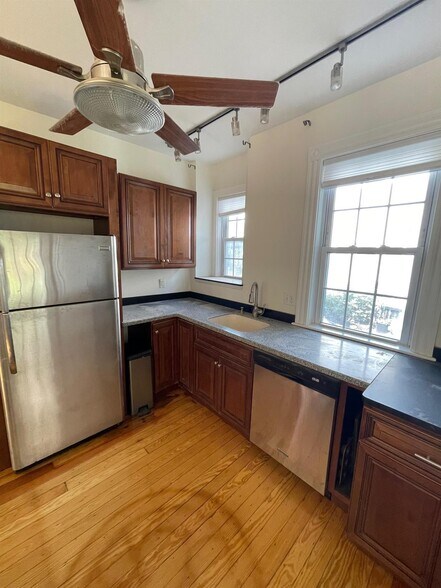 Building Photo - 83 Dexter St