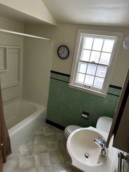 Building Photo - 517 Blue Earth St