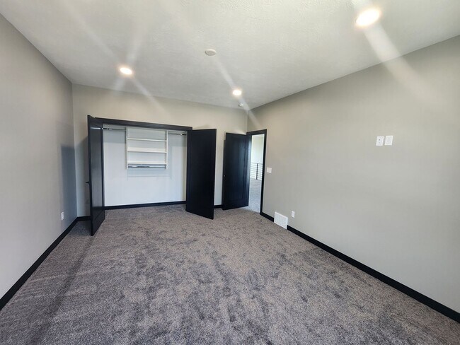 Building Photo - Brand New Townhomes!
