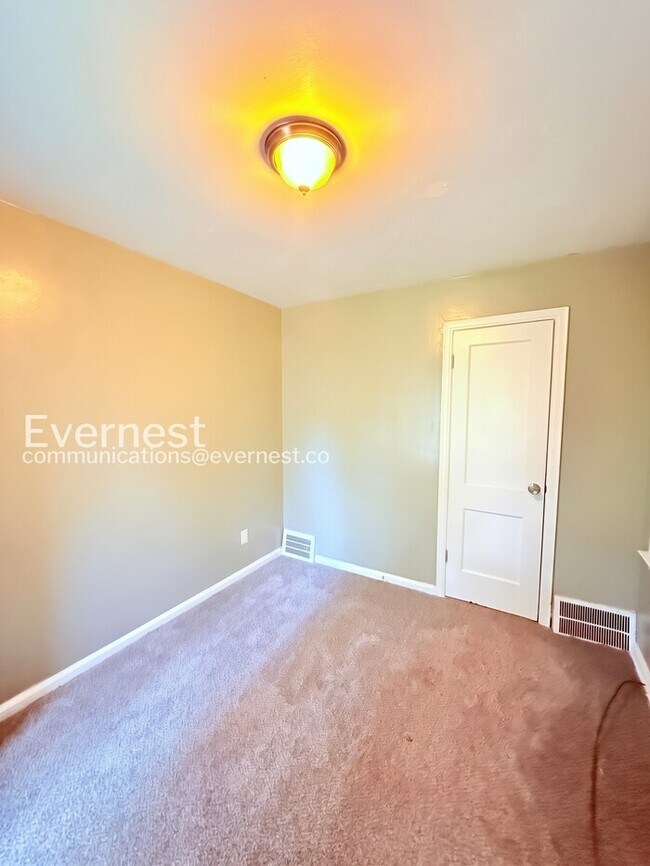 Building Photo - Charming Home with Detached Garage and Basement! | Pet Friendly