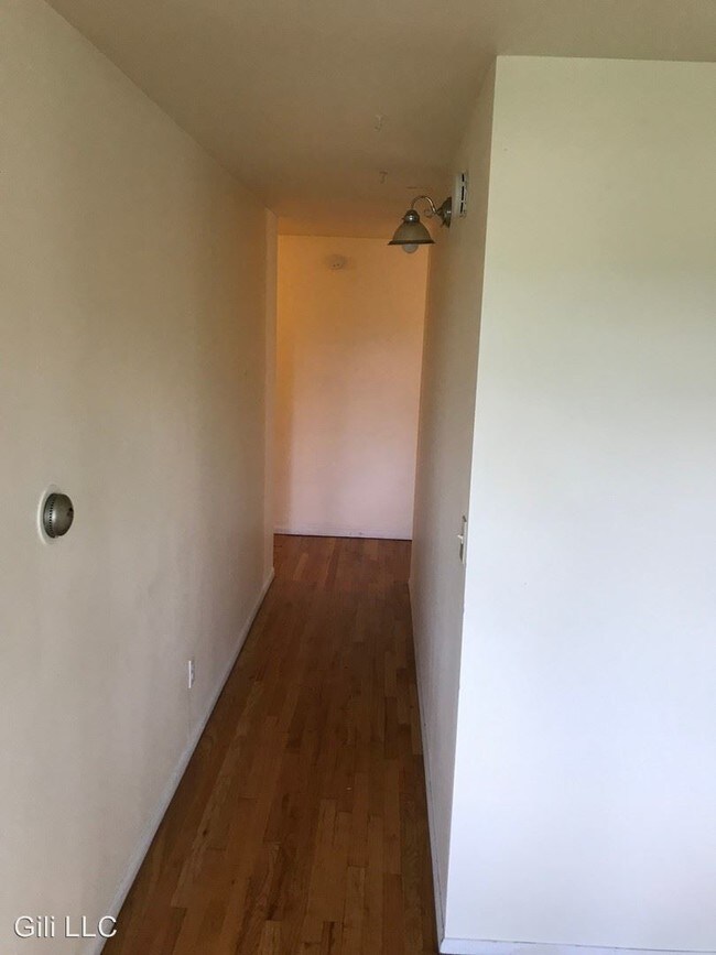 Building Photo - 4740-4750-4750 22nd Ave NE