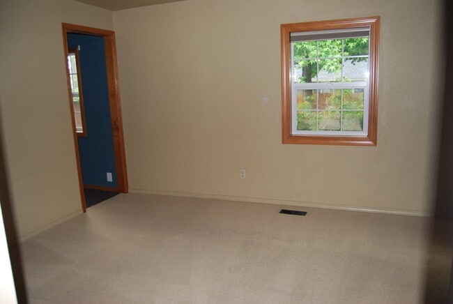 Building Photo - 3 Bedroom 2 Bath Home Newberg OR