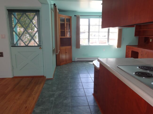 Building Photo - 2Bed 2Bath, Huge yard, PB location