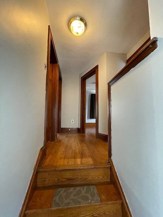 Building Photo - Three bedroom 1 1/2 bathroom home for rent