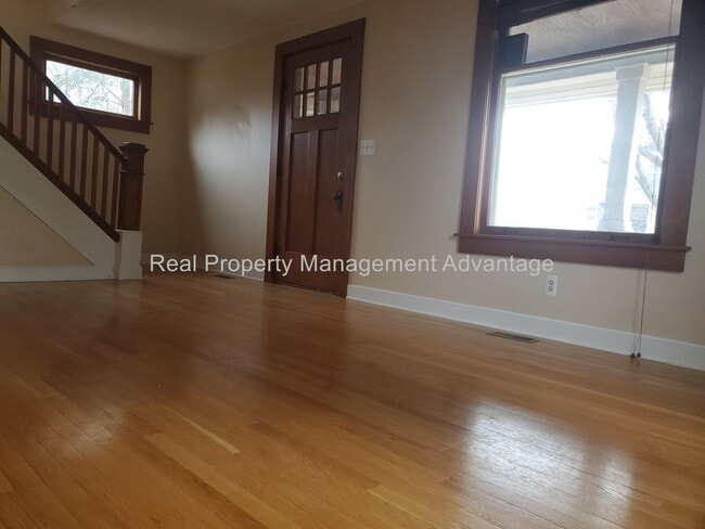 Building Photo - Craftsman Style, Modern Amenities Steps fr...