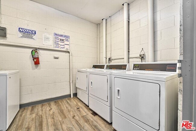 Building Photo - 326 S Manhattan Pl