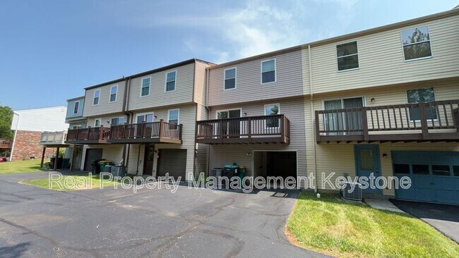 Building Photo - 176 Russets Cir