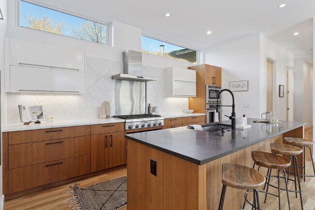 Building Photo - Spacious 5-Bed / 4-Bath home in LoHi for rent