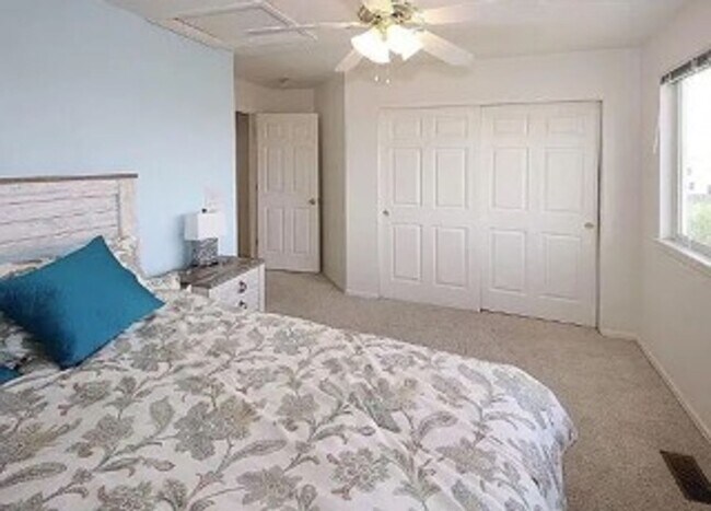 Building Photo - Multi Level Home with Fabulous Mountain Vi...