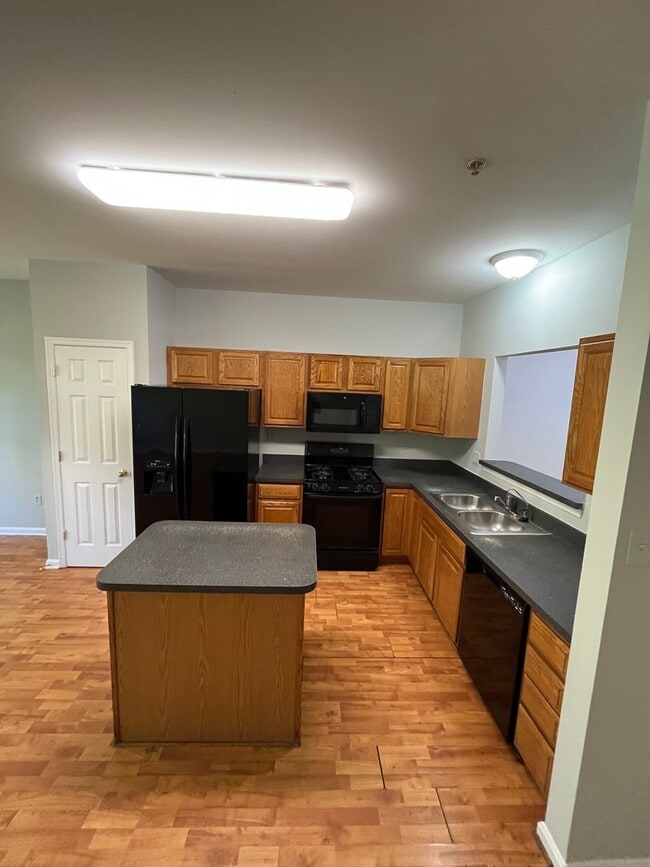 Building Photo - 3 bedroom townhome available near Largo To...