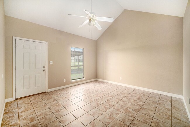 Building Photo - Beautifully Crafted 3 bed 2 bath duplex lo...