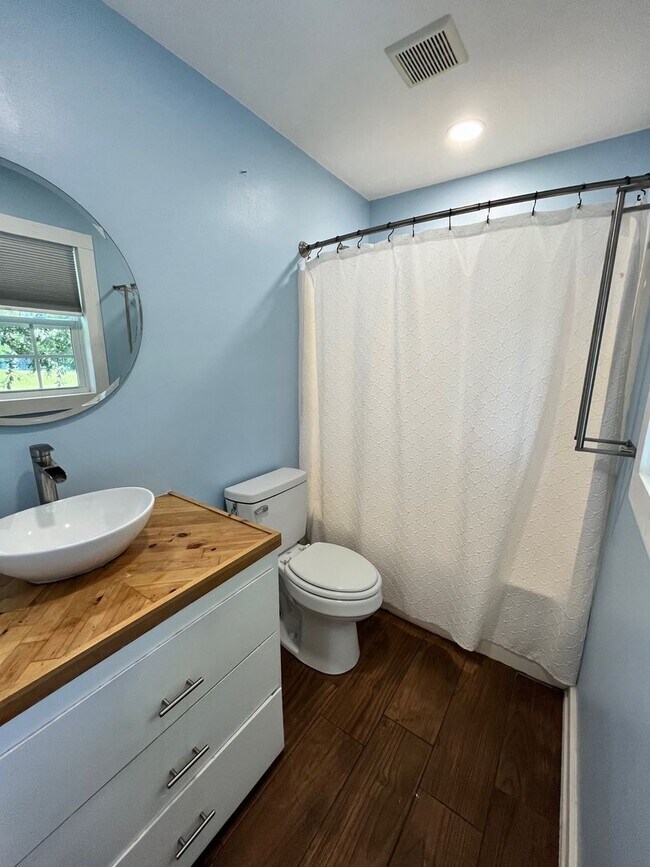 Building Photo - Great home avail in Hubert!  Mini split AC in garage perfect for personal gym!