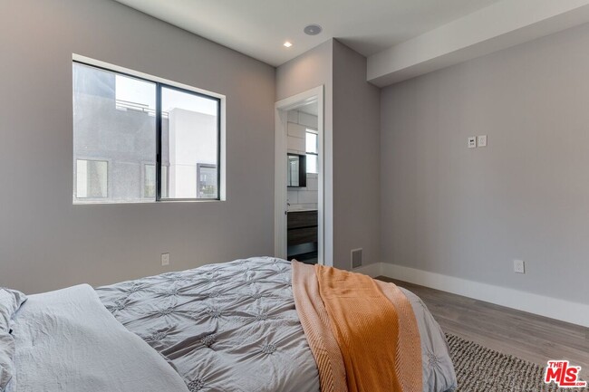 Building Photo - 4826 Pickford St