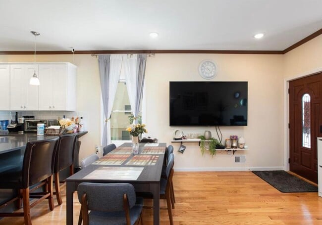 Building Photo - 86 Oak St