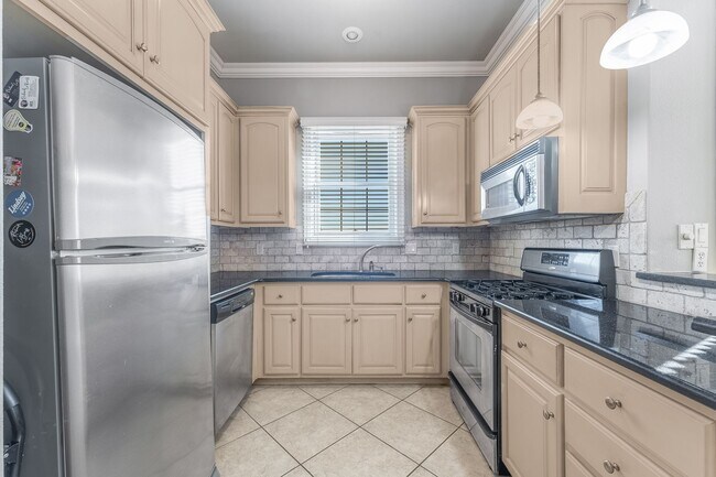 Building Photo - Stunning Townhome