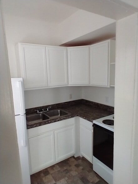 Primary Photo - 302 Maple St
