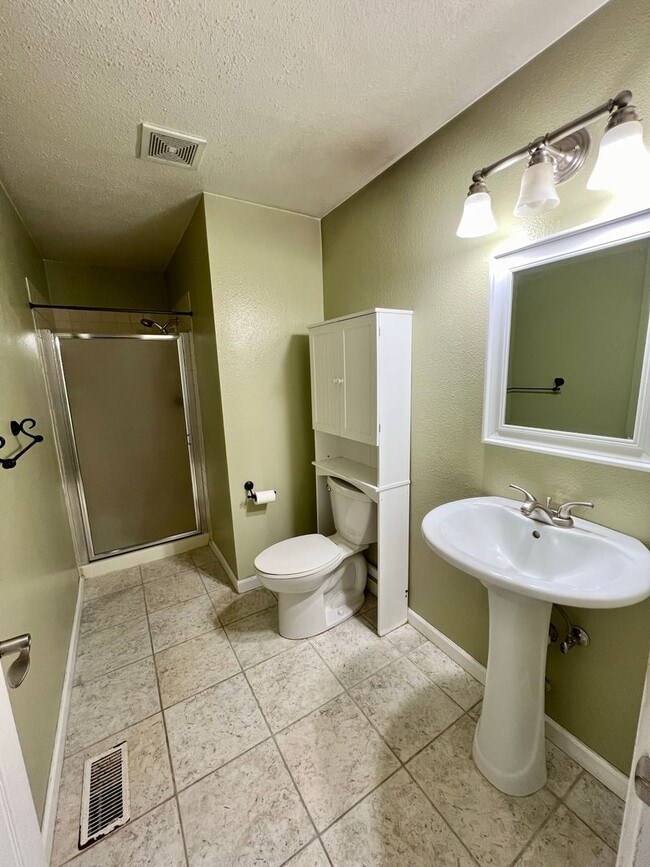 Building Photo - Charming 3-Bed, 3-Bath Home with Bonus Roo...
