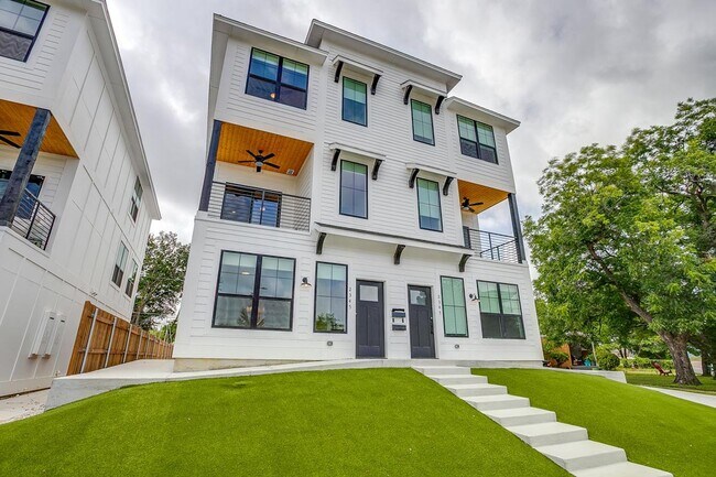 Building Photo - 2345 Benbrook Blvd