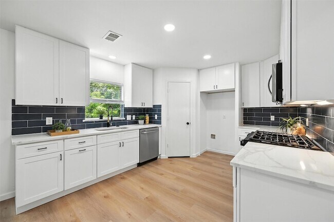 Building Photo - 6218 Everglade Rd