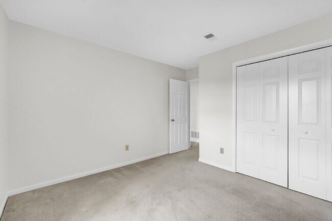 Building Photo - SIGN A 2 YEAR LEASE & Get 2nd Mo. RENT FREE......Stylish 3BR / 2.5BA Condo in Wedgewood Townes ($...