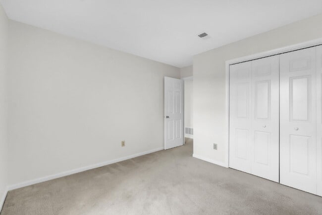 Building Photo - Stylish 3BR / 2.5BA Condo in Wedgewood Townes