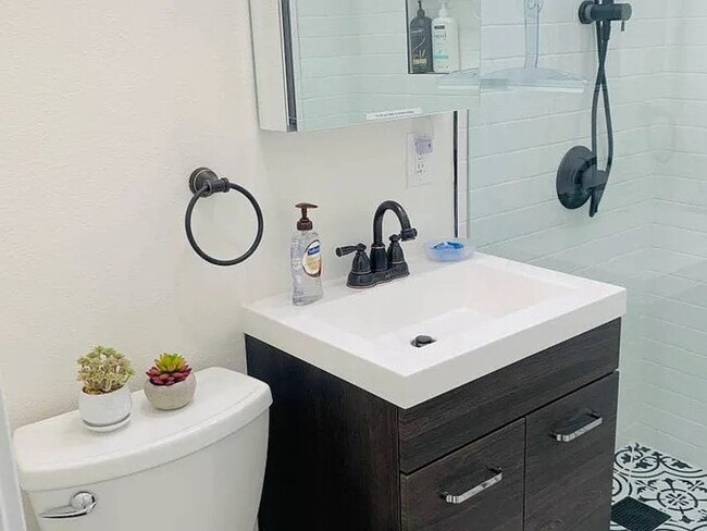 Building Photo - 925 Opal St