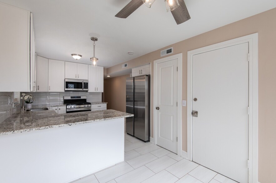 Building Photo - 8729 W 73rd Pl