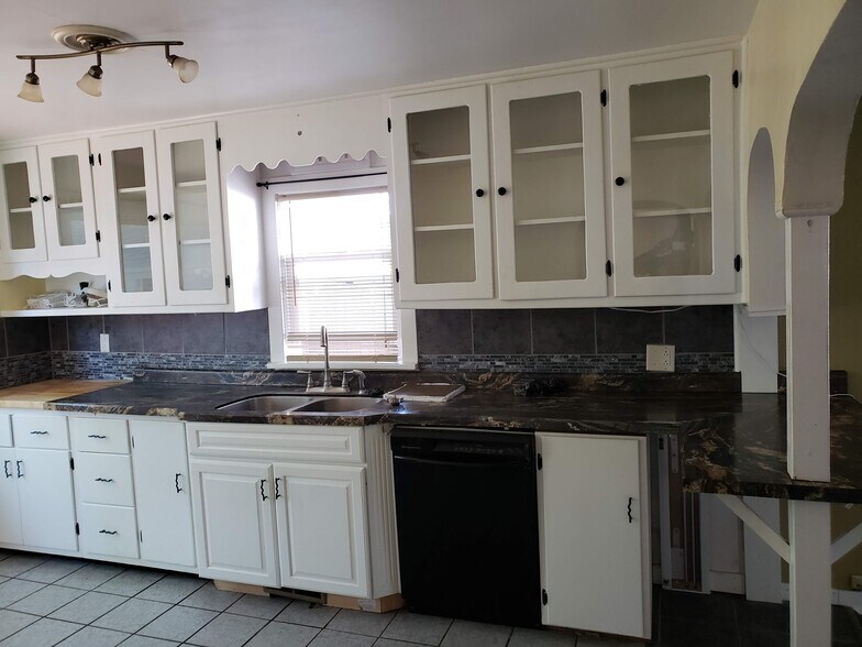 Building Photo - 1748 W Grand Ave