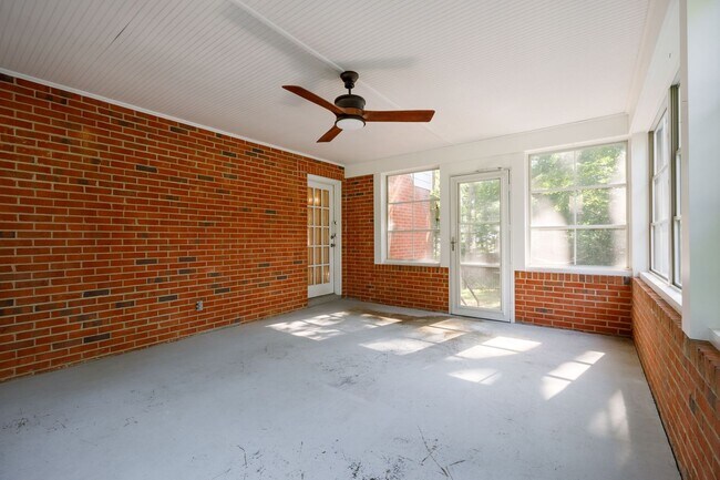 Building Photo - 2401 Scarsborough Dr